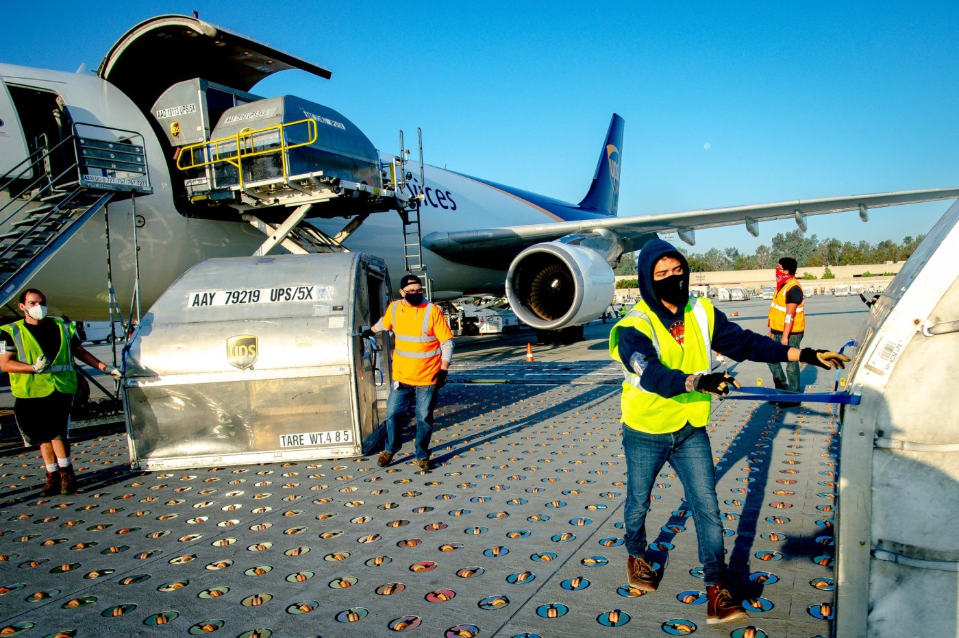 IDB L ONTCARGO 0831 03 WP NWWiQ8