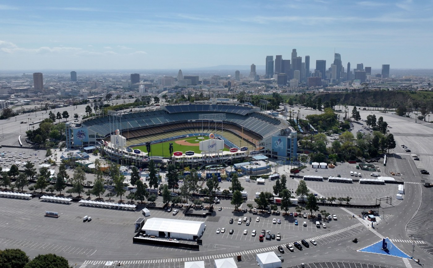 How to watch, drive, park or take public transit to the LA Marathon on Sunday 1 LDN L MARATHON 2024 PREP 01 fz7H1m