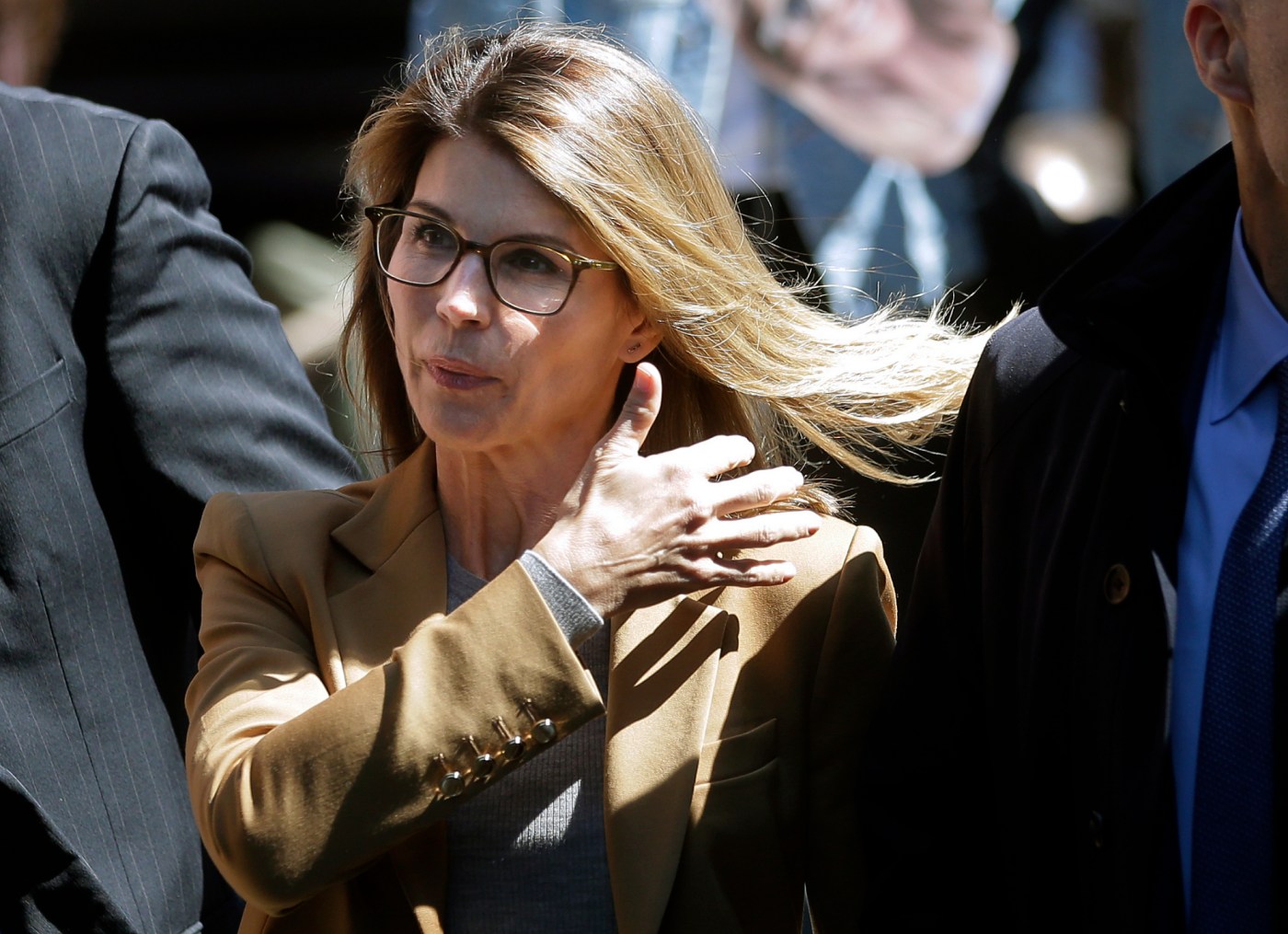 Lori Loughlin pokes fun at herself as she leans into cheating on ‘Curb Your Enthusiasm’ 1 MIJ Z BRIBERY 0404 99 1 1 W5VDXI