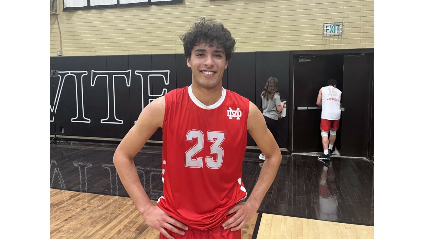 Mater Dei boys volleyball beats Servite in a wild five-set Trinity League match 1 OCR L HSBVOL MD SERV 16x9 1 lQPRXl