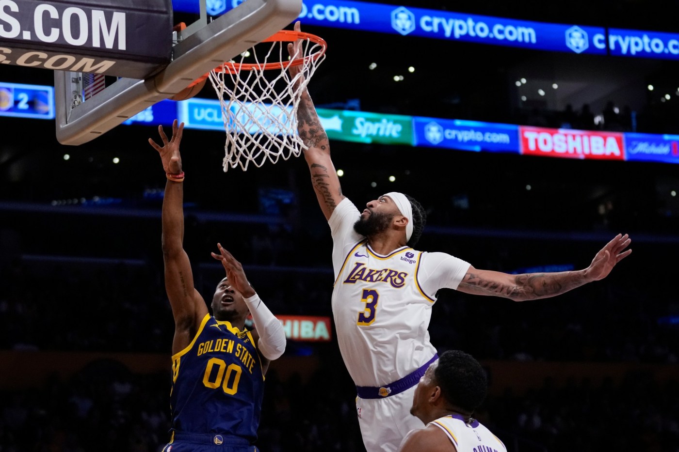 Anthony Davis leaves Lakers’ home game vs. Warriors with eye injury 1 Warriors Lakers Basketball EAQ124