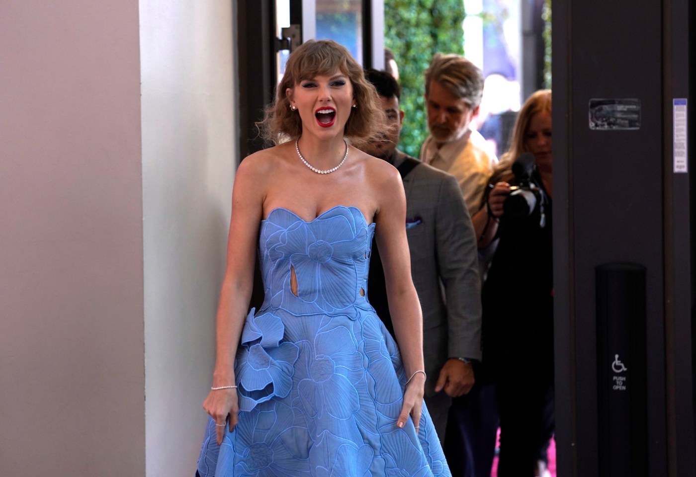 Taylor Swift launches pop-up in Los Angeles for new album ‘The Tortured Poets Department’ 1 AP23285057024203 V0EyrR