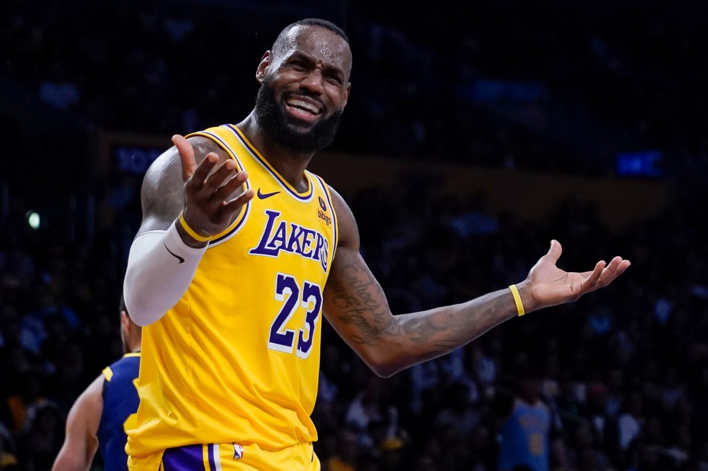 Alexander: In 48 minutes, Lakers’ chances take a direct hit 1 AP24101170106011 1WJv7P