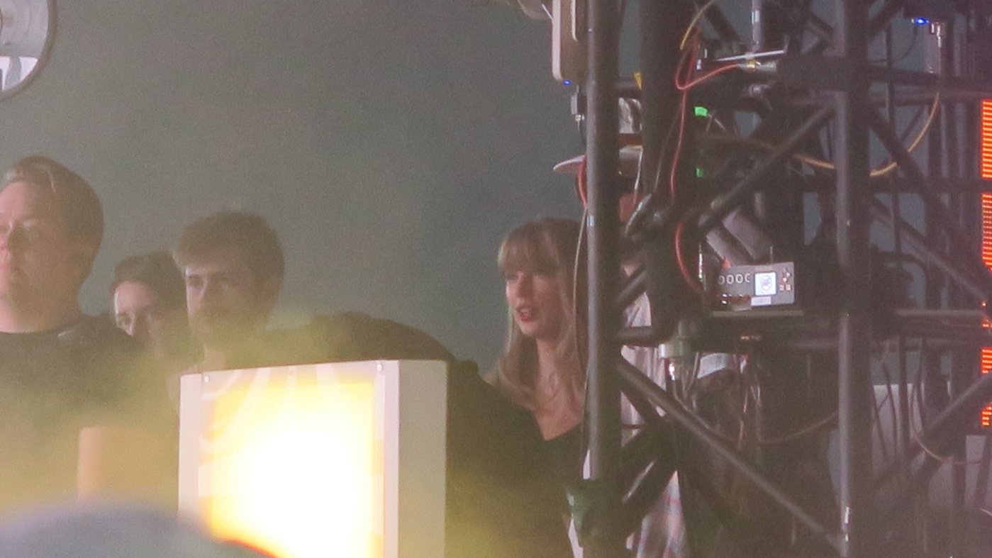 Burt Carolyn Taylor Swift Bleachers 7 DqGqhf