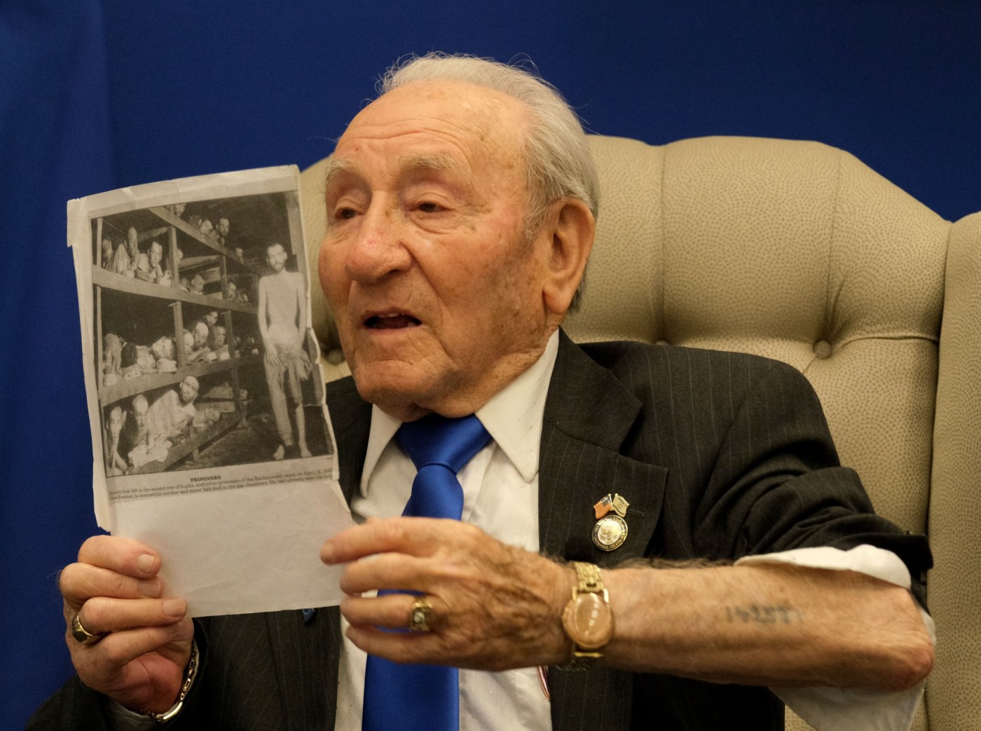 Holocaust survivor educates FBI agents in Los Angeles on dangers of antisemitism 1 LDN L SURVIVOR 0418 DM 03 JXrN43