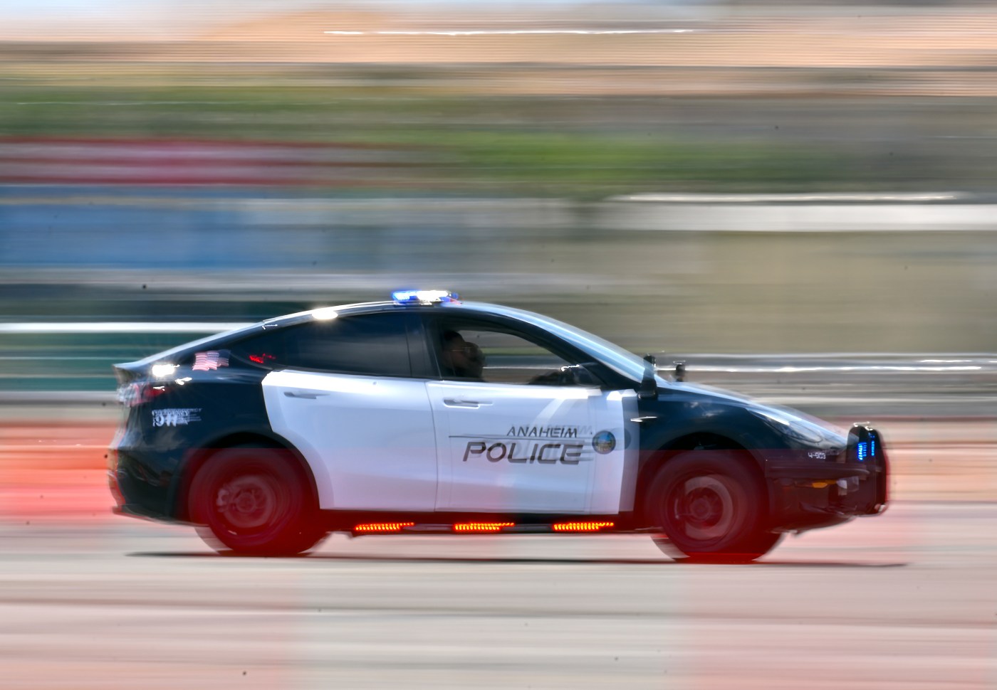 Anaheim police unveil new Tesla patrol cars 1 OCR L APDTESLA 0416 JG 01 1 tSi3hw