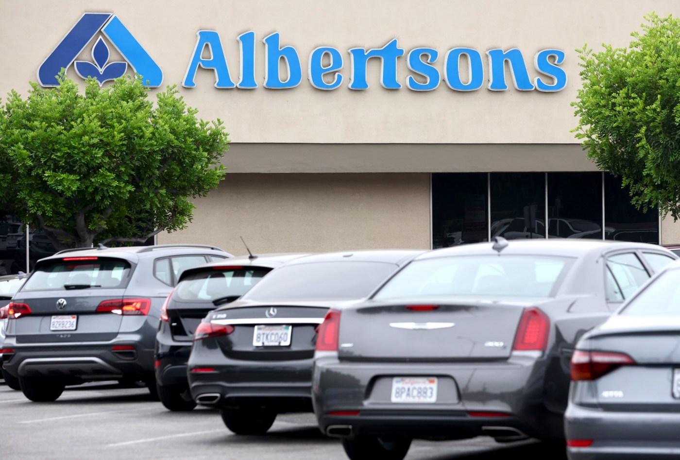 63 Albertsons in California to be sold to C&S Wholesale if Kroger merger OK’d 1 OCR L GROCERYJOBS COL 1014 mIEuVk