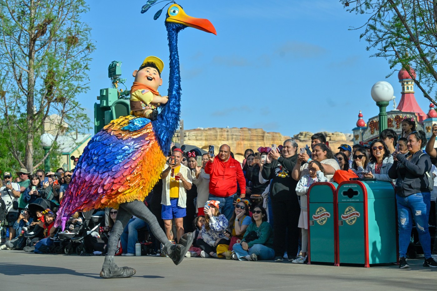 OCR L PIXAR PARADE 0424 JG 03 1 PzQqew