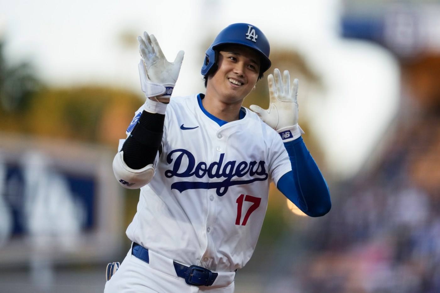 Dodger Deals: Free food and discounts for fans when the Dodgers score 1 AP24128114323709 8rn6TT