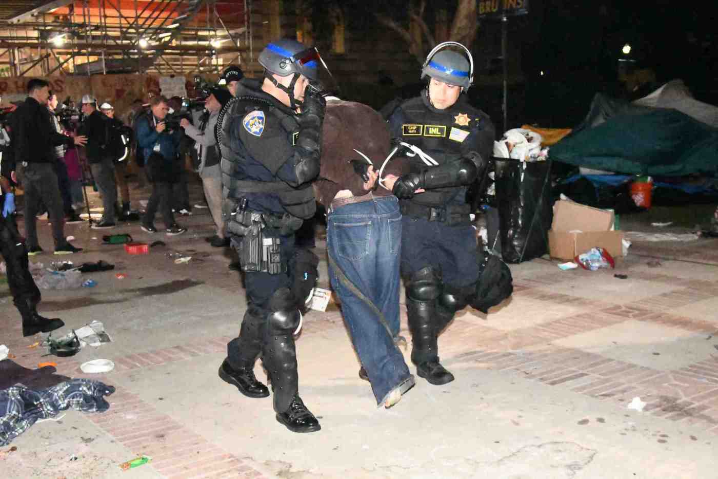 Larry Wilson: The fight to keep a free press free 1 LDN L UCLA NITE2 0502 36 1 k2J2iV