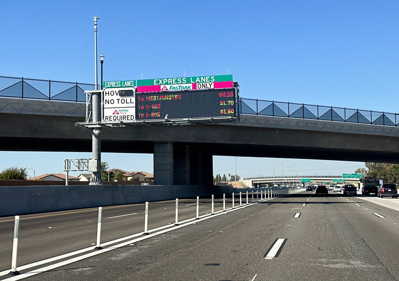 A 405 Express Lanes sign might be confusing to some 1 OCR L 405LIVE JG 16 2bQgWP