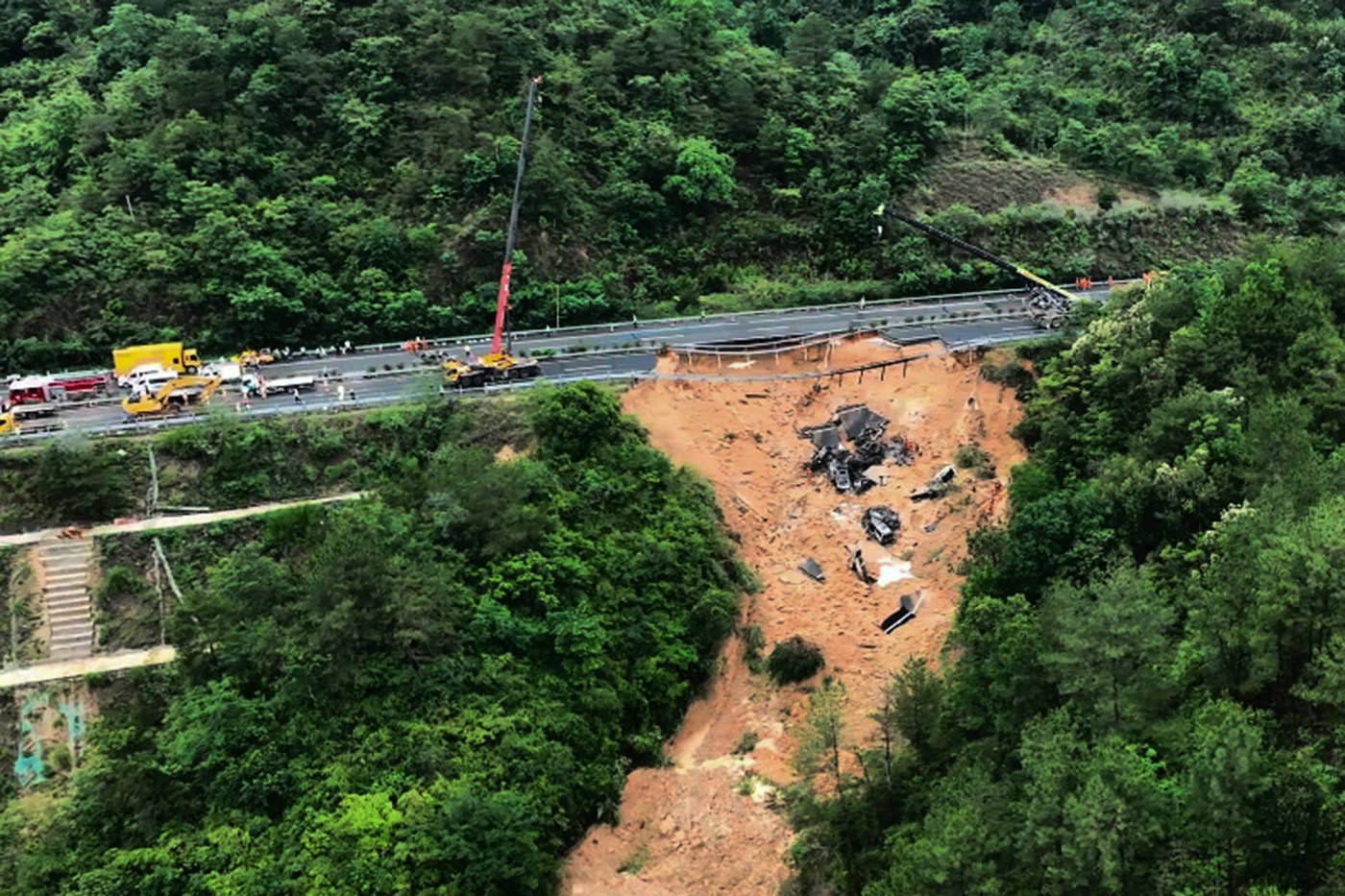 Highway collapse in southern China leaves at least 24 dead 1 sjm ghway 189070120 zIGvHI