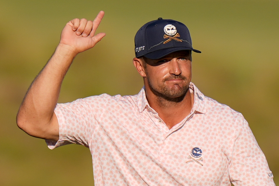 Bryson DeChambeau a one-man show at Pinehurst No. 2 and leads US Open by 3 1 AP24167831381982 1 QKFQjB