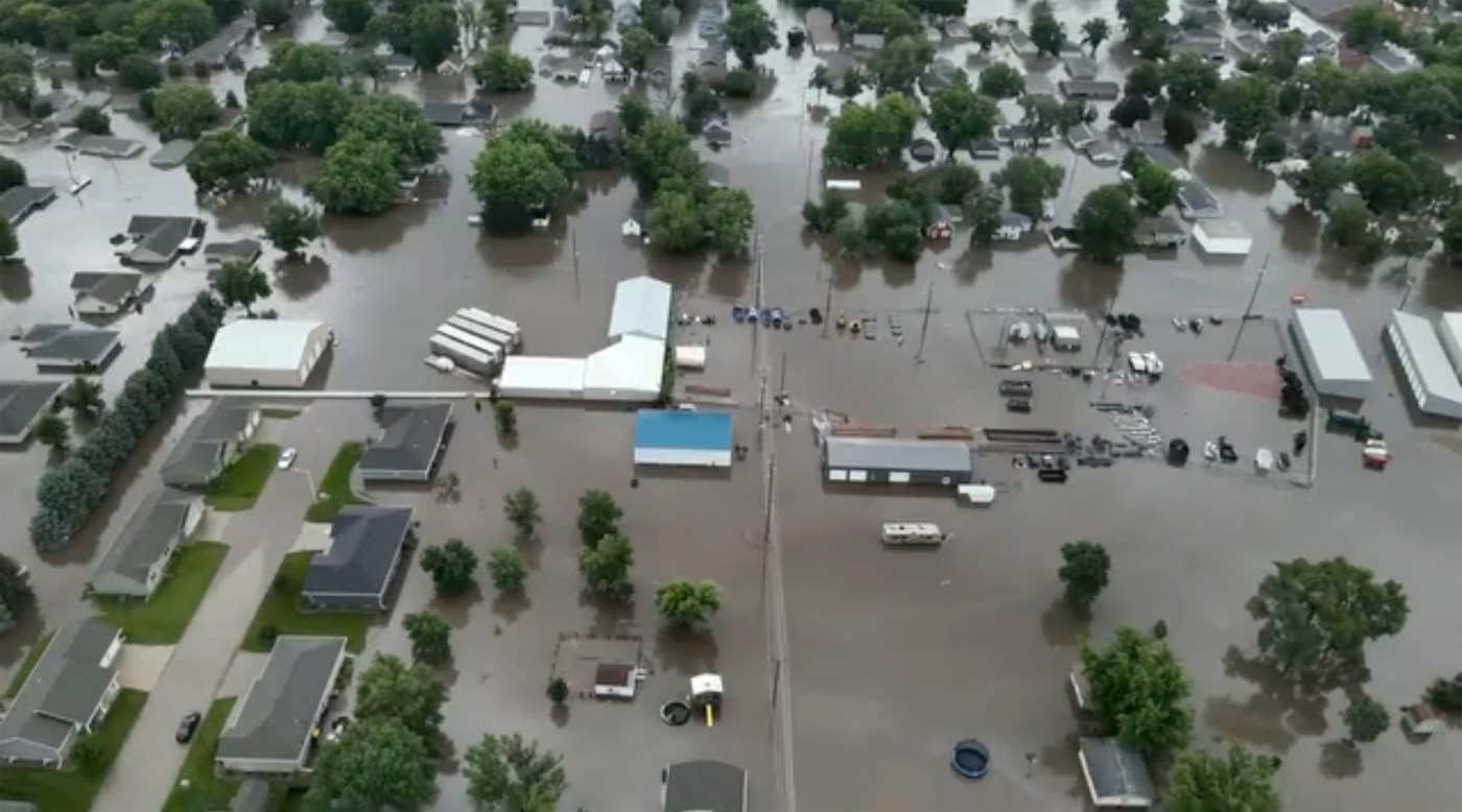 Helicopters scramble to rescue people in flooded Iowa town while much of US toils again in heat 1 AP24174564563172 uFAGZI