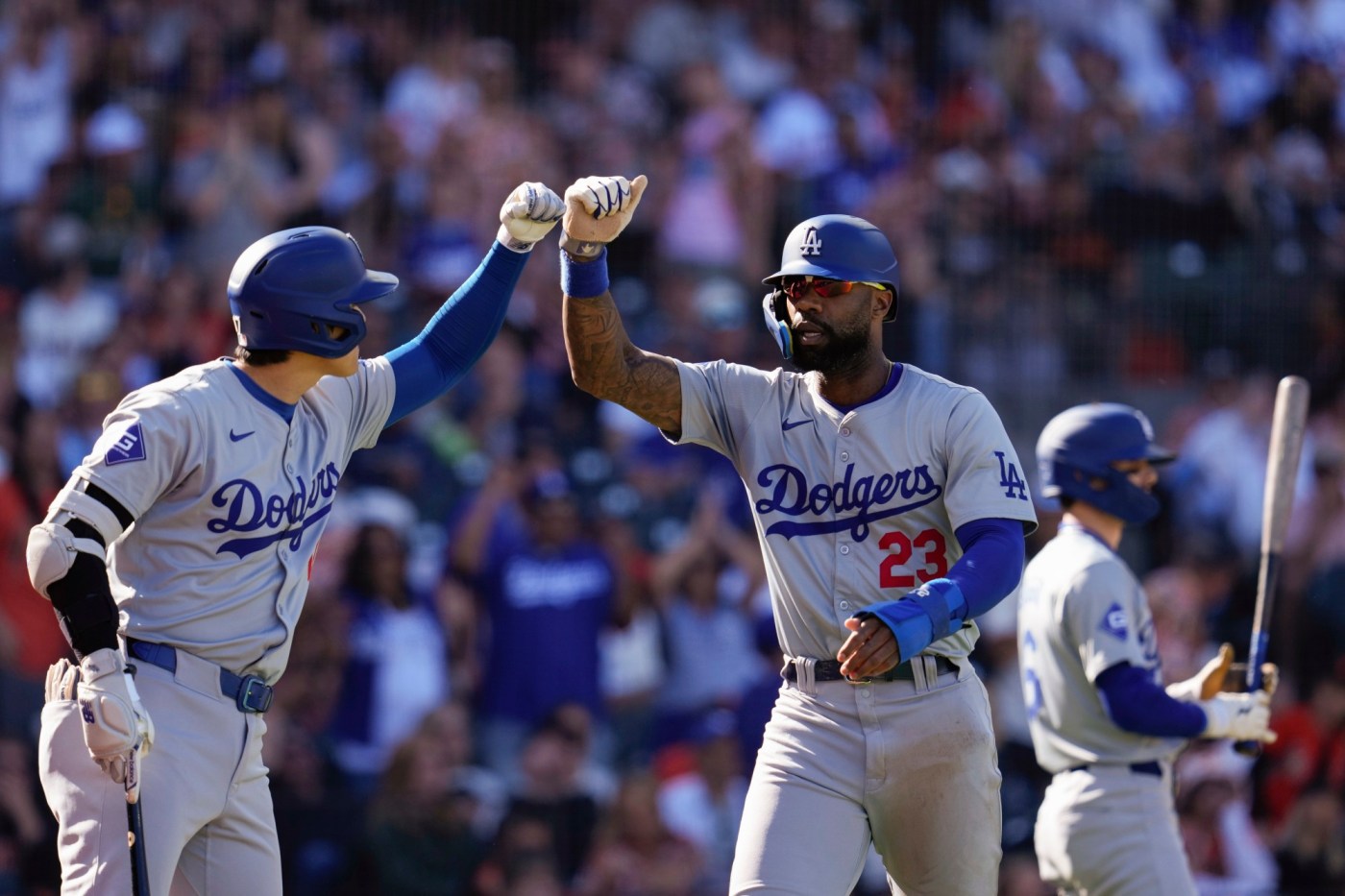 Dodgers explode for seven runs in 11th inning to beat Giants 1 Dodgers Giants Baseball WTaTDu