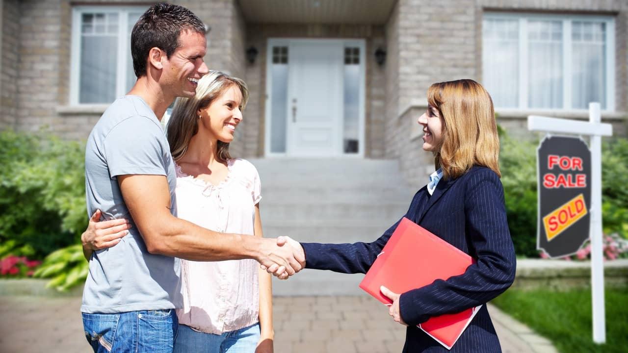Winners/losers in homebuying’s new commission system 1 couple buying property 1 gXRlcc