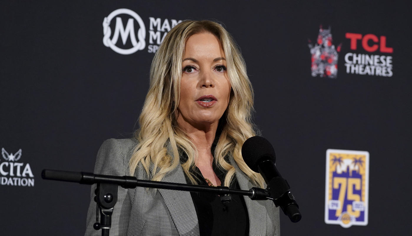 Alexander: Jeanie Buss takes flak from Laker fans 1 imageedit 3 9858454455 8ncjf0