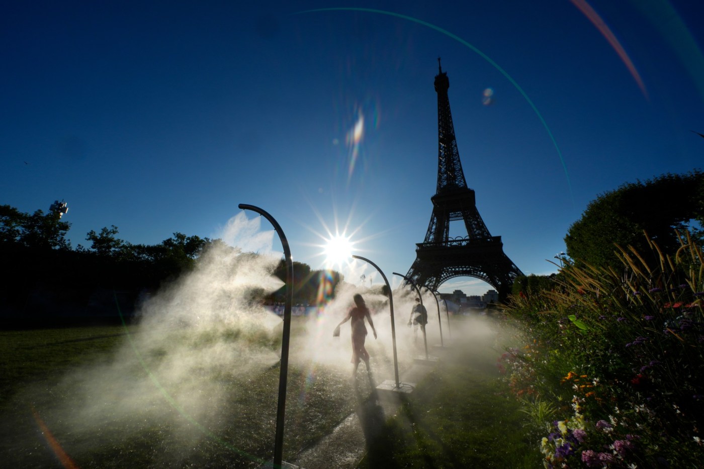 Paris Olympics brings out hoses and misters to cool down fans during heat wave 1 AP24210659529169
