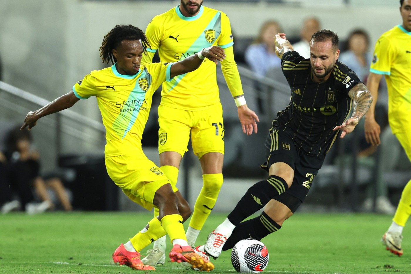 LDN L LAFC 0711 24 1 CgBTdo