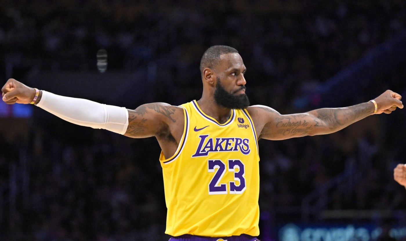 LeBron James to re-sign with Lakers for reported 2-year, $104 million deal 1 LDN L LAKERS CLIPPERS 1102 KB6 4acDZm