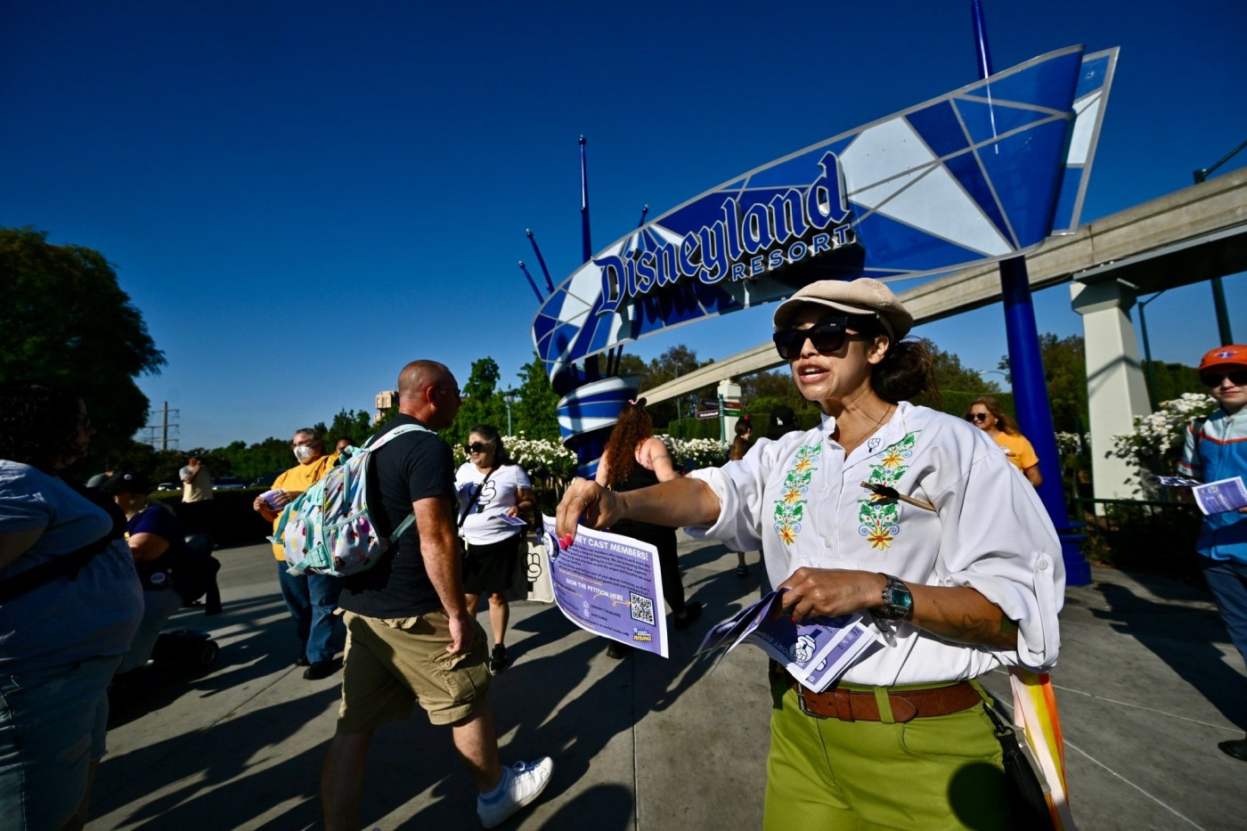 14,000 Disneyland employees to vote on union strike 1 OCR L DISNEY UNION 0702 JG 04 2 H3QGta