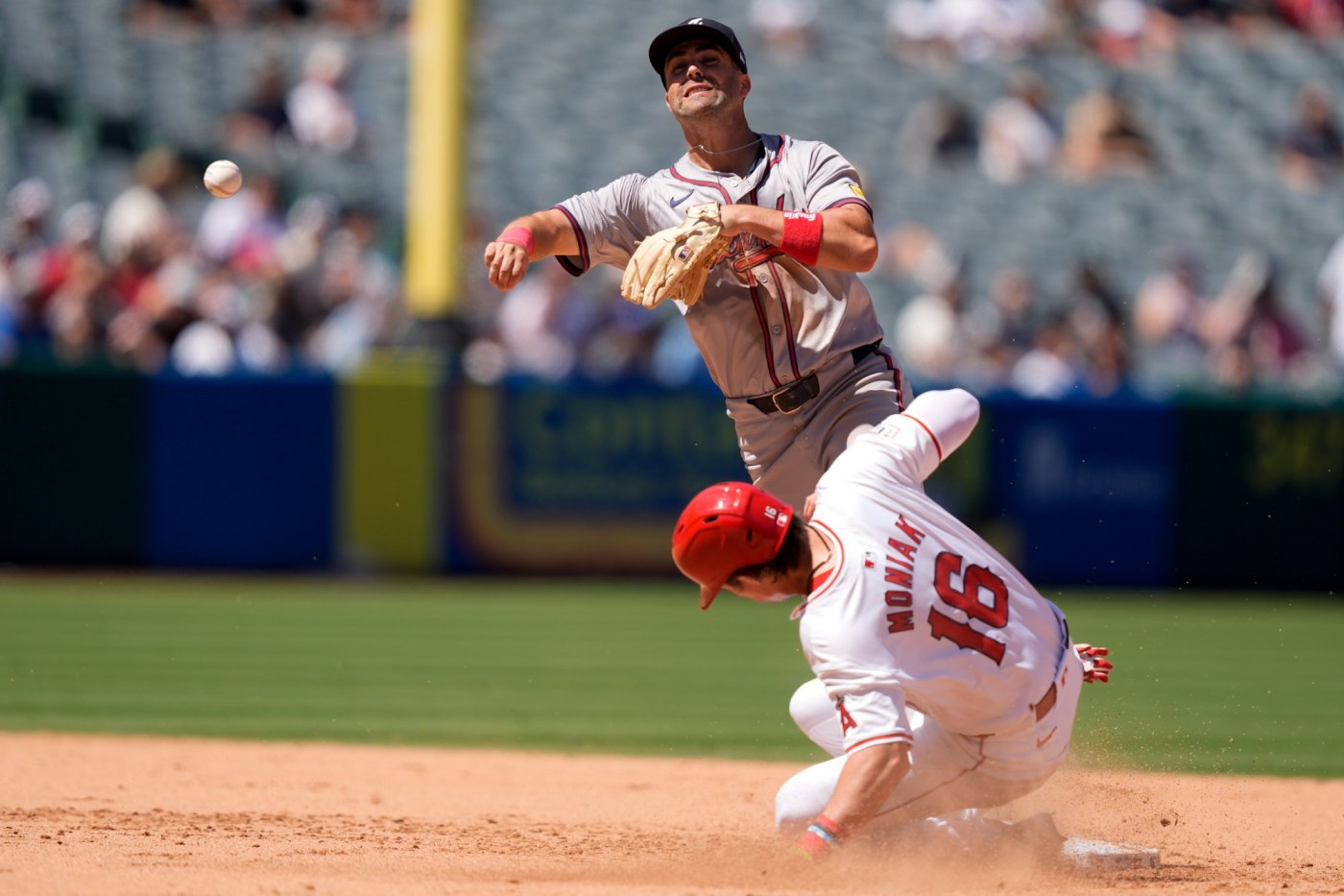 Angels fail to capitalize on best offensive opportunity in loss to Braves 1 AP24231801988545 CEuMCo
