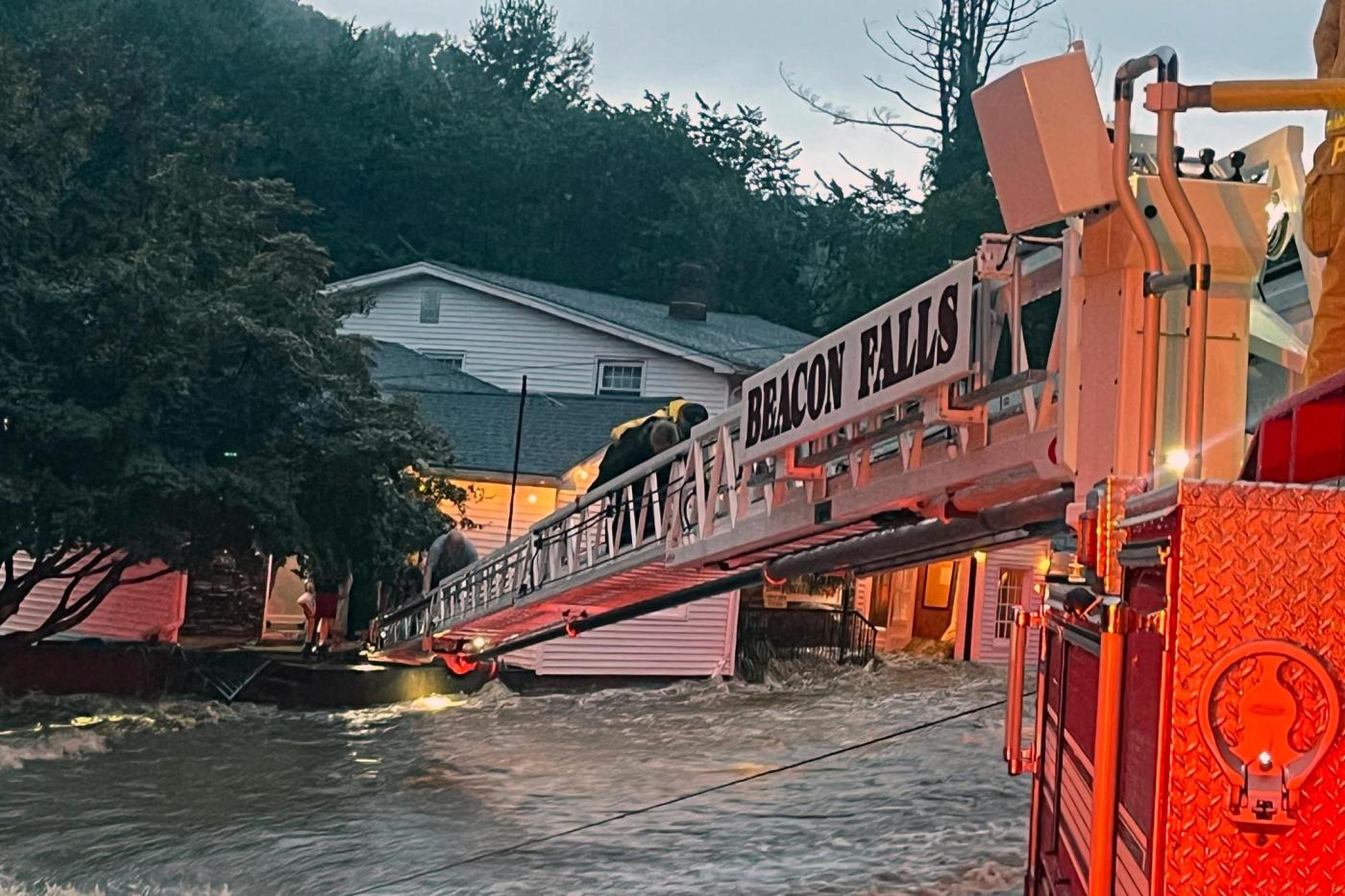 Floods from ‘training thunderstorms’ lead to dramatic rescues, 2 deaths in Connecticut 1 Northeast Flooding 83817 rzmr7k