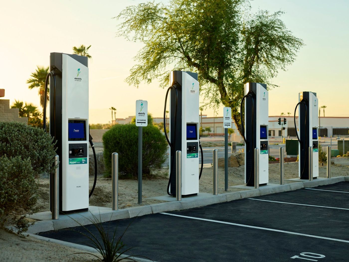 Company aims to stop ‘charger hogs’ from ruining the electric vehicle experience 1 cnn L19jb21wb25lbnRzL2ltYWdlL2luc3RhbmNlcy9jbHphYXh4N2QwMDAzM2I2a3J2b2F5cHls L19jb21wb25lbnRzL2FydGljbGUvaW5zdGFuY2VzL2NseWRlNnJsZzAwMHc0NXA3Z2F3ZmRvdmY l6oFfC