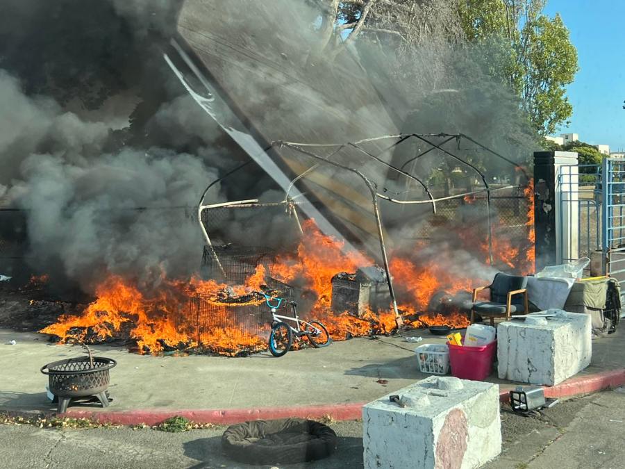 Alameda encampment engulfed in flames as fire spreads to vegetation 1 459323548 837203288591322 5355774290085510719 n Ino1eb