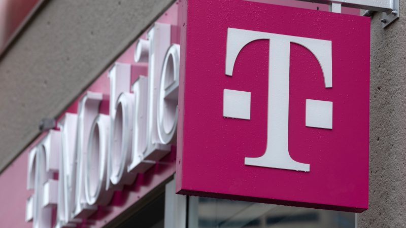 Bear spray used as weapon in brazen Daly City T-Mobile robbery 1 AP23019844024009 1 e1697249590239 AQGREU