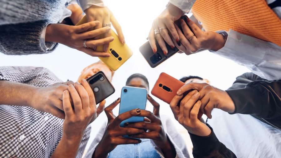 Gov. Newsom signs bill requiring schools to restrict, prohibit student cell phone use 1 GettyImages 1371958166 e1701695323268 k3TezS