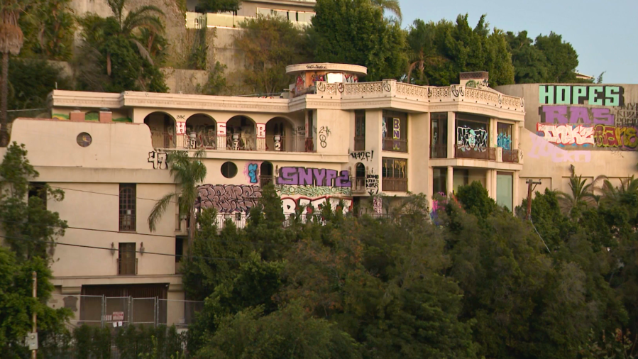 Second mansion targeted by vandals in Hollywood Hills 1 Hollywood Hills Mansion 1 bSBEOf