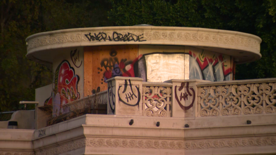 Graffitied Hollywood Hills mansions cleaned up 1 Hollywood Hills Mansion 2 C0Ykmj