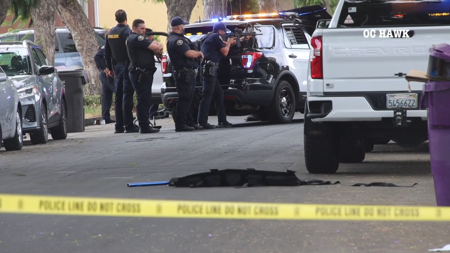 Long Beach police in stand-off with double homicide suspect 1 Long beach double homicide standoff SYSuqU