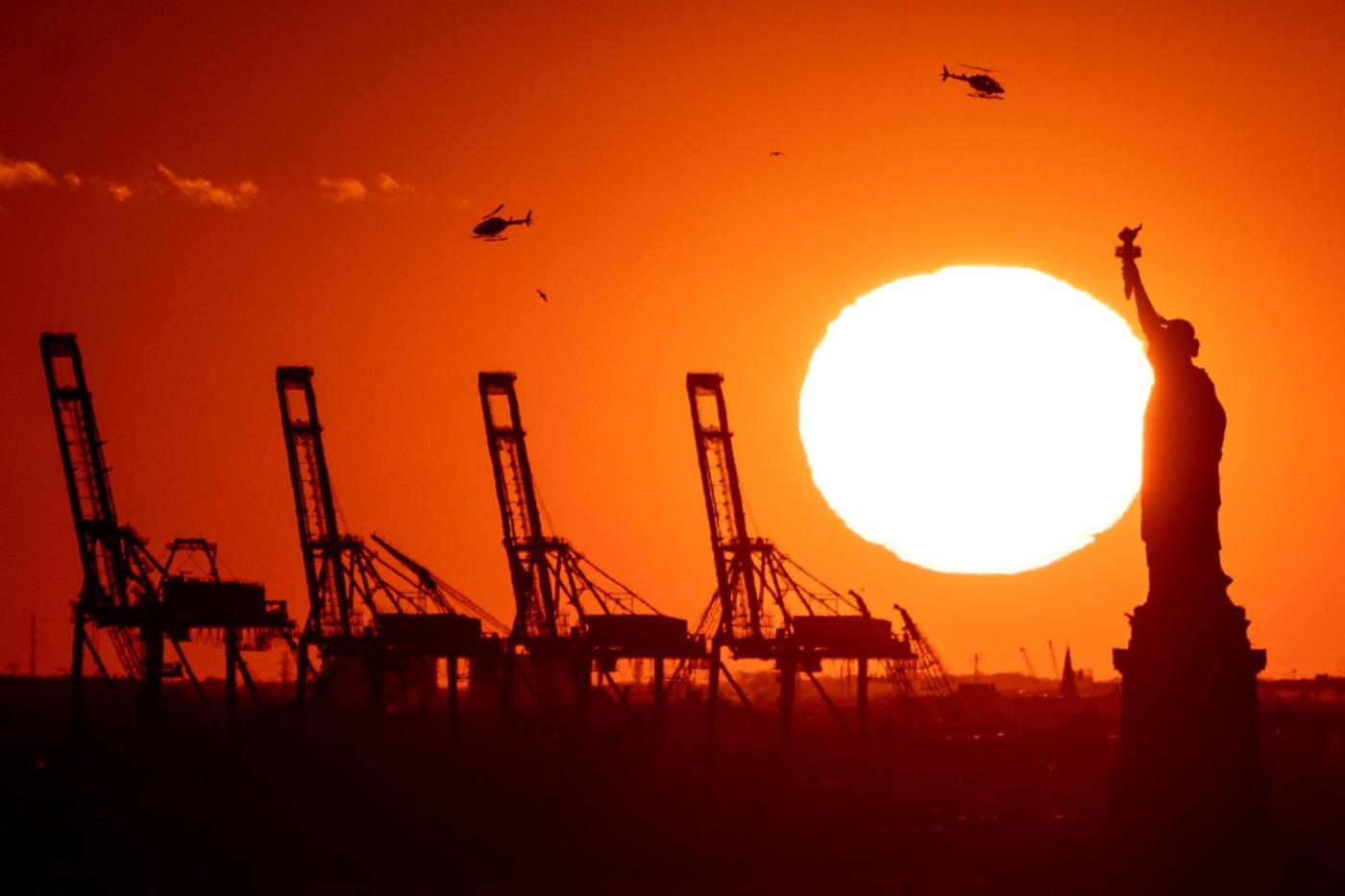 Ports seek order forcing dockworkers to bargaining table as strike looms at East and Gulf ports 1 Longshoremen Strike Threat 68535 902a29 BHygYE
