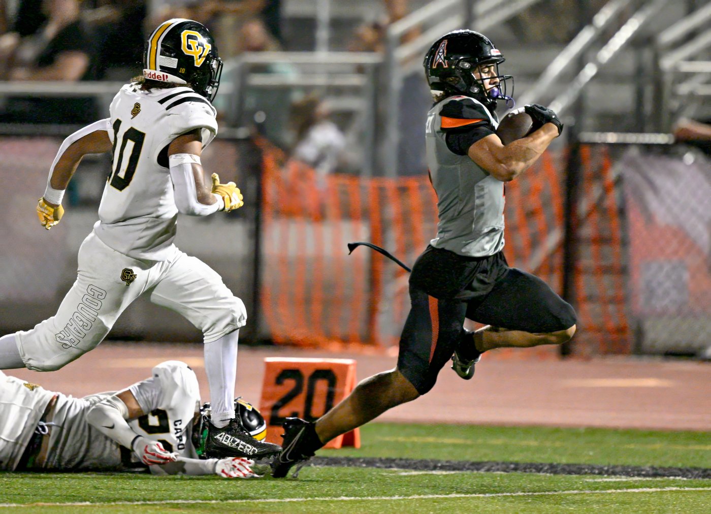 Huntington Beach football beats Capistrano Valley with big plays on offense and defense 1 OCR L HSFB CAPO HBEACH 0907 09 LO 1 FL98tk
