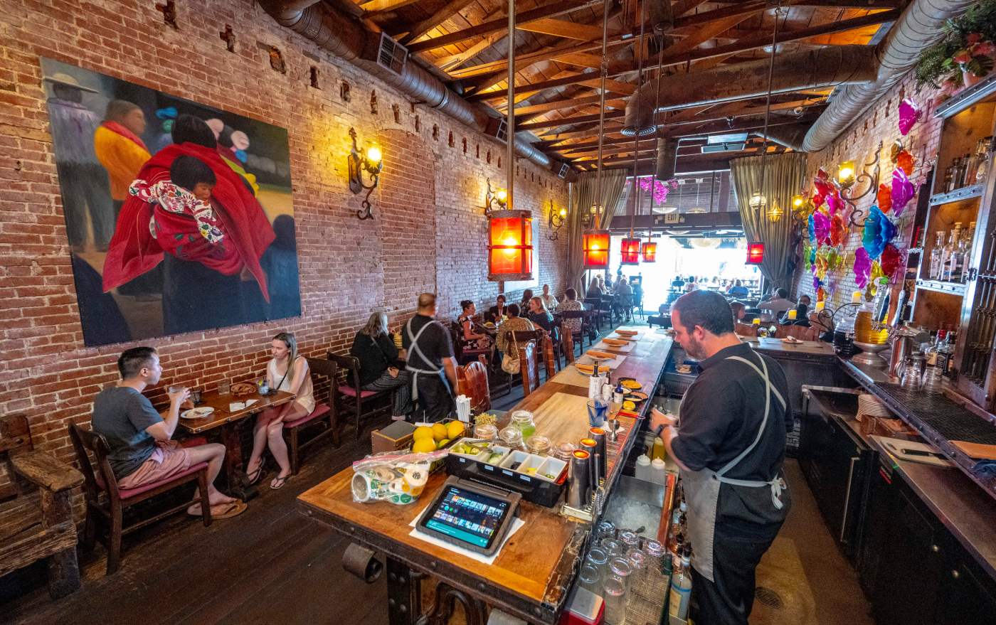 Old Towne Orange has nearly 50 restaurants. How did it become a dining destination? 1 OCR L OLDTOWNE 0815 01mr 1 uF8kIi