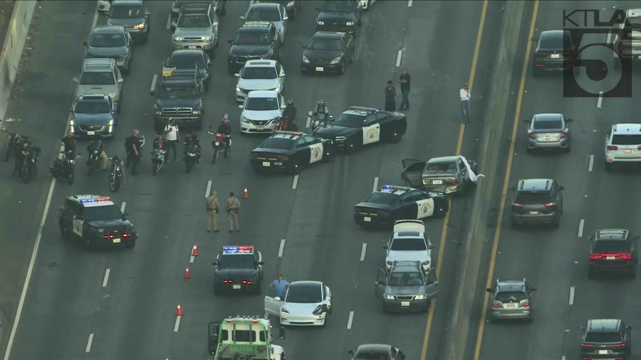 Police search for two suspects in Los Angeles fatal road rage shooting 1 5 Fwy shooting 8
