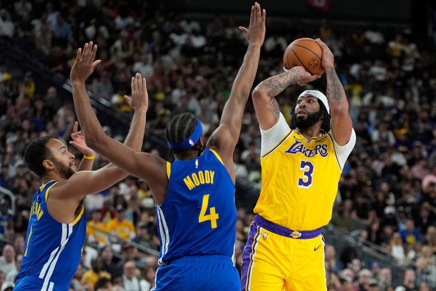 Lakers drop preseason game to Warriors in Las Vegas 1 AP24290116670529 Z4GXhe