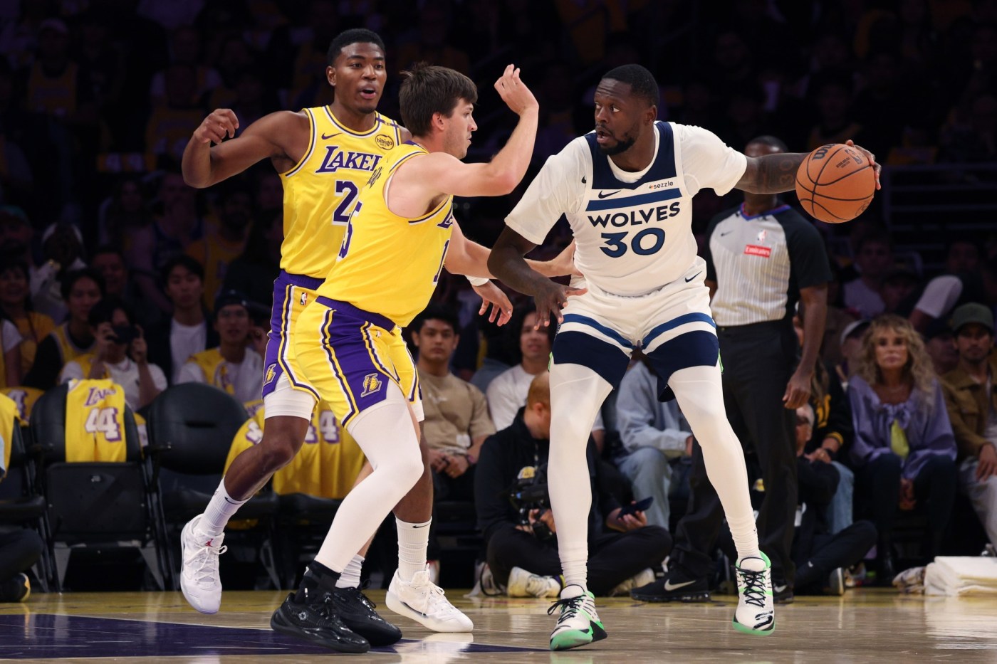 Lakers are having fun with their postup drills 1 GettyImages 2180385791 qdcDDe