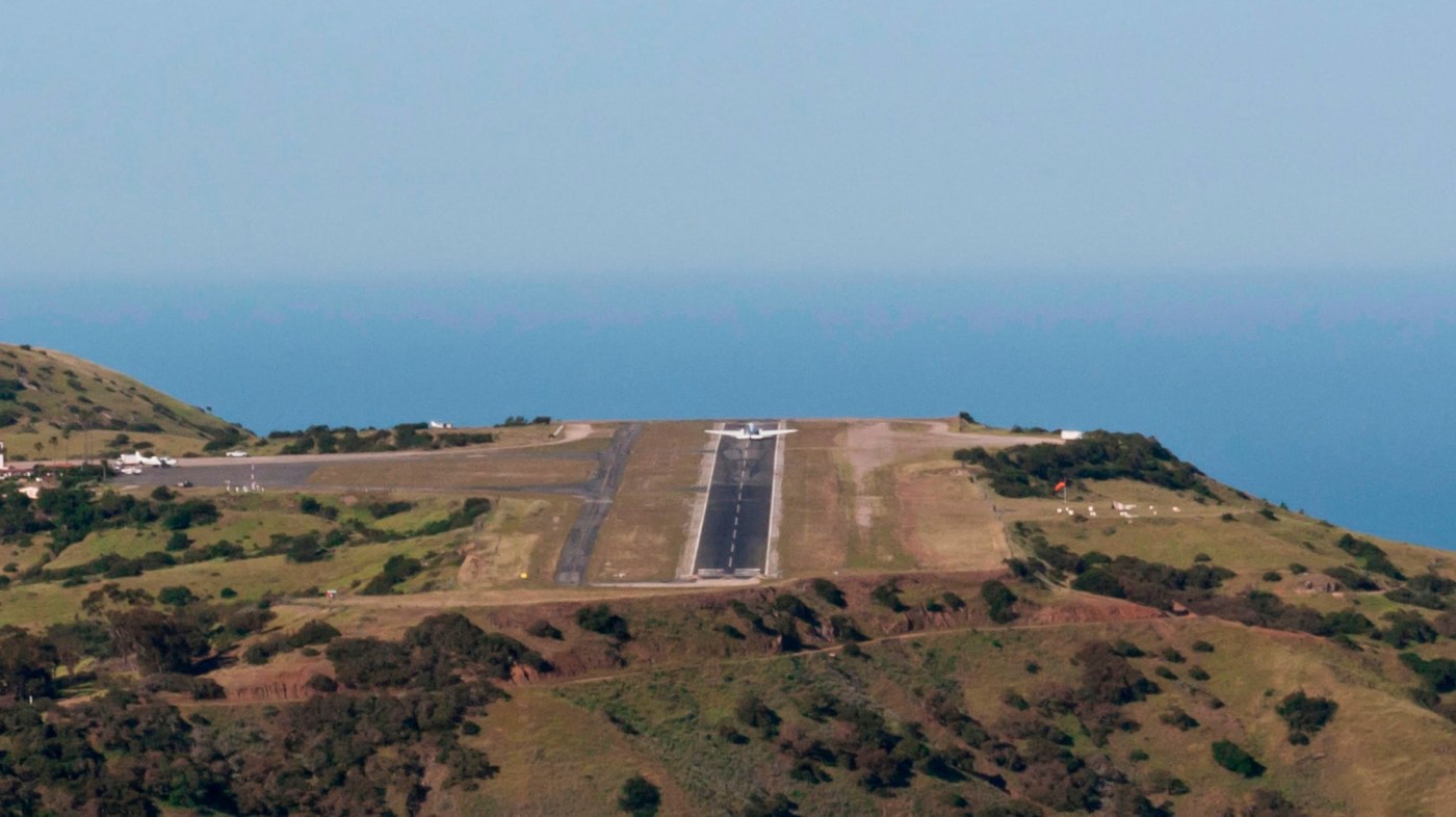Darkness of Catalina Airport likely disoriented pilot before deadly plane crash, experts say 1 LPT L CATALINA 1016 01 z9GKHJ