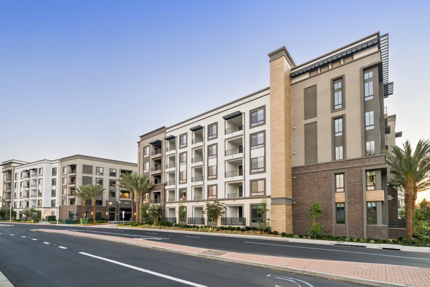 More luxury apartments debut, part 7,800 units open or coming soon 1 OCR L REALBRIEFS Link 1006 1 IIgTmg