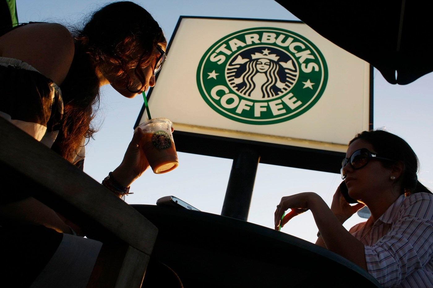 Starbucks promises faster service, no price hikes in 2025, and no more fees for non-dairy milk 4 OCR Z TUPPERWARE WORKERS 0920 8dffee adbT9p