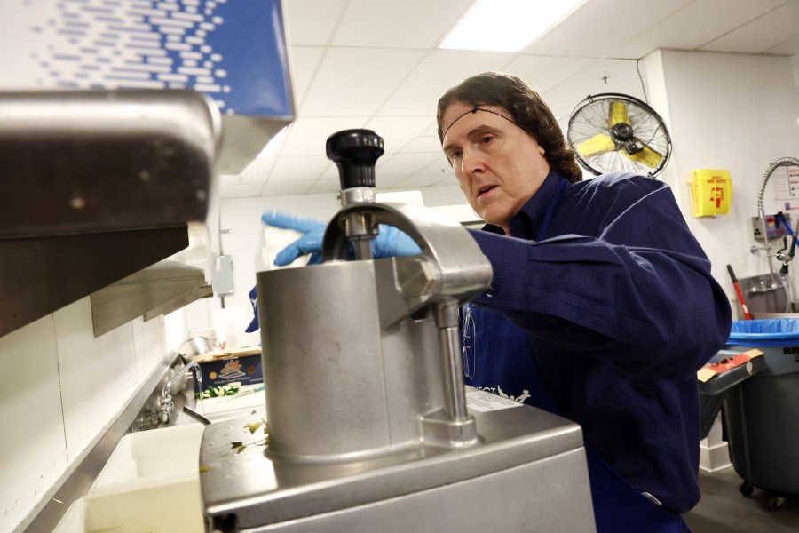 Celebrities, volunteers help deliver thousands of Thanksgiving meals to critically ill patients 7 2187340664 FycV5F