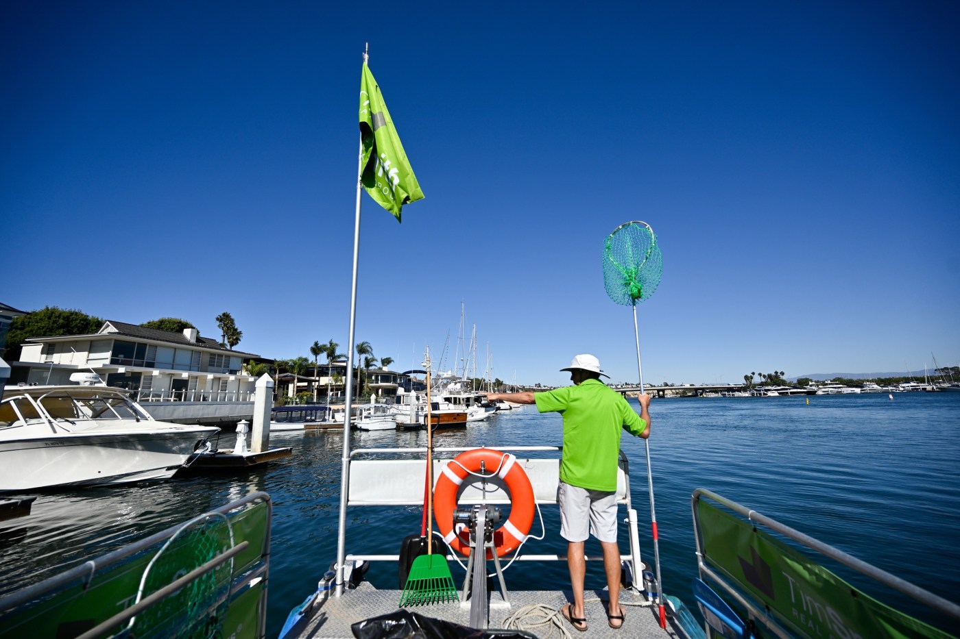 Pontoon boat scoops up trash in Newport Harbor — with a splash of creative marketing for realtor 19 OCR L NBTRASHBOAT 1107 JG 10 1 fwqU05