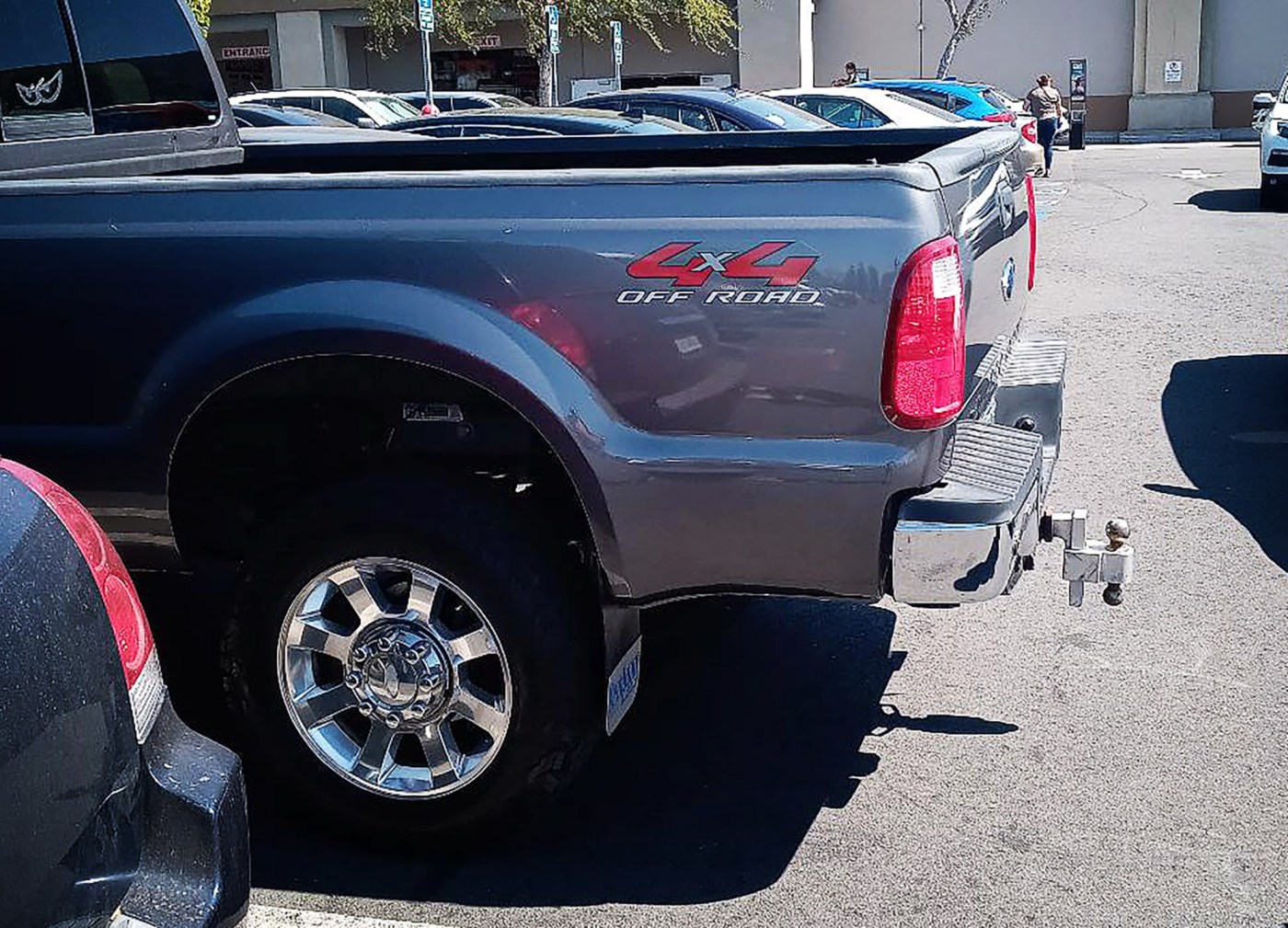 Is it legal to leave an unused trailer hitch on a vehicle? 1 RPE L TRAFFIC 1125 YUAhra