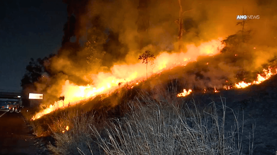 Series of brush fires burn along 10 Freeway in Los Angeles 3 10 Freeway fire 1 YQjp75