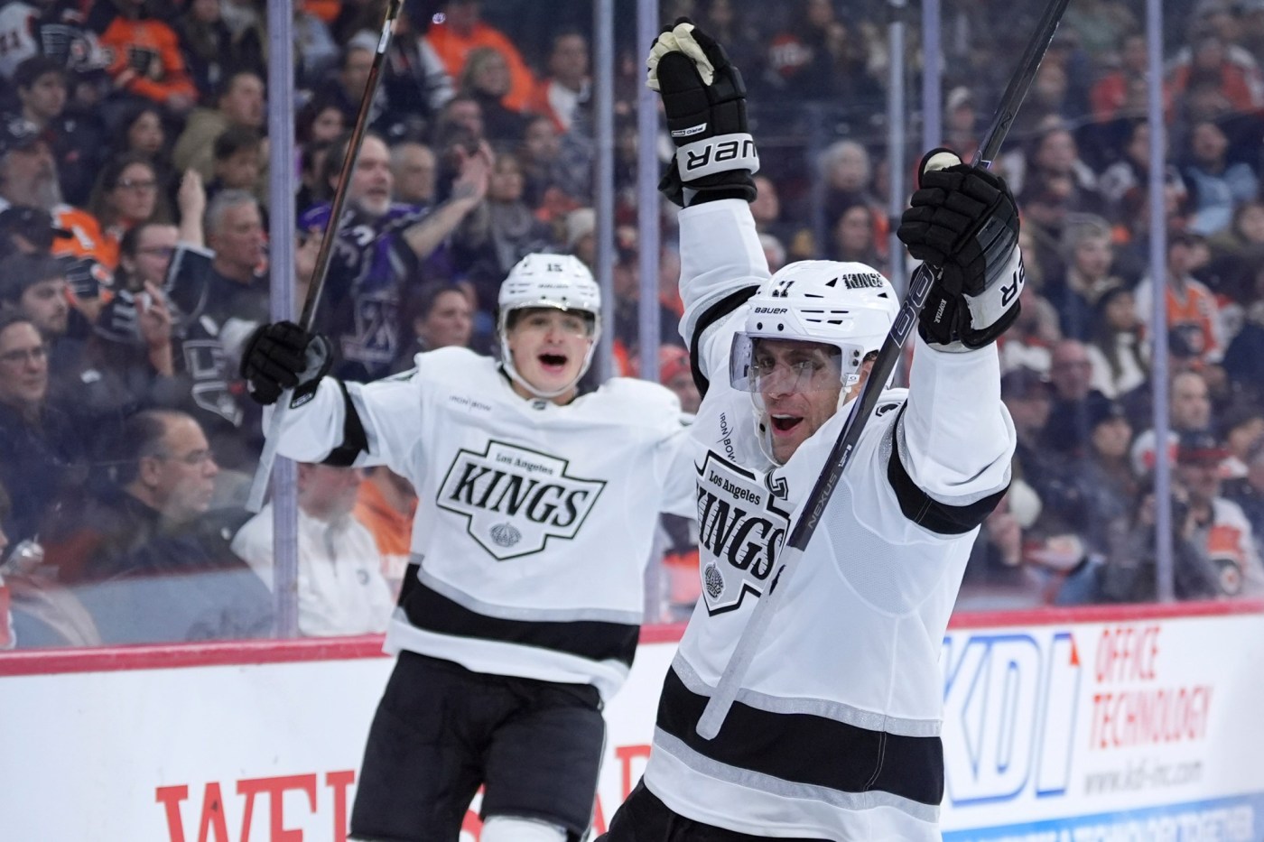 Anze Kopitar, Kevin Fiala each score 2 goals as Kings rally past Flyers 1 AP24355117993993 LANleC