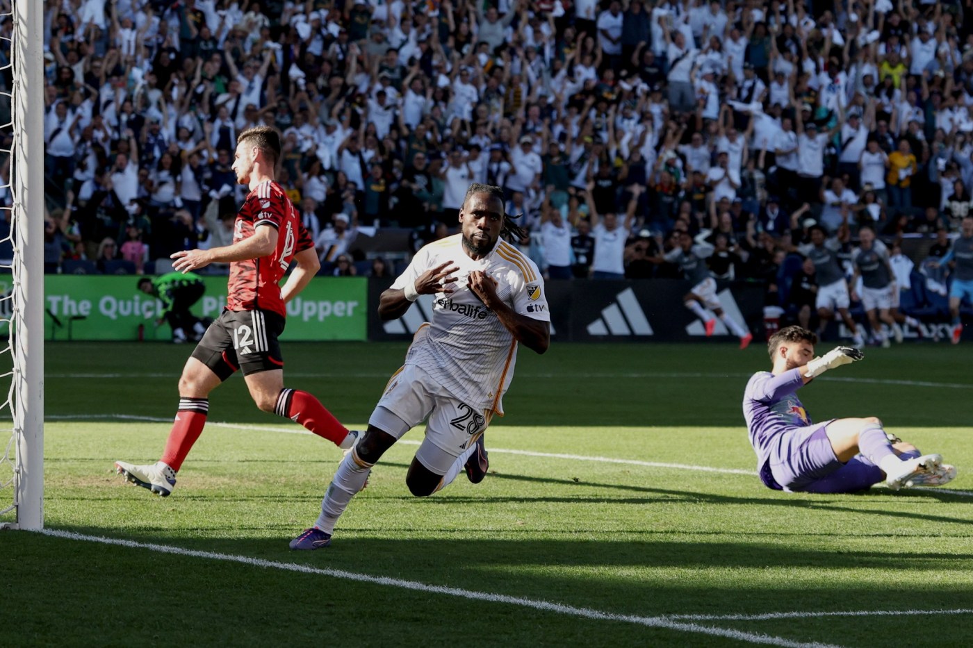 Galaxy holds on to claim 6th MLS Cup 1 LDN L GALAXY 1208 03 UKcVtA