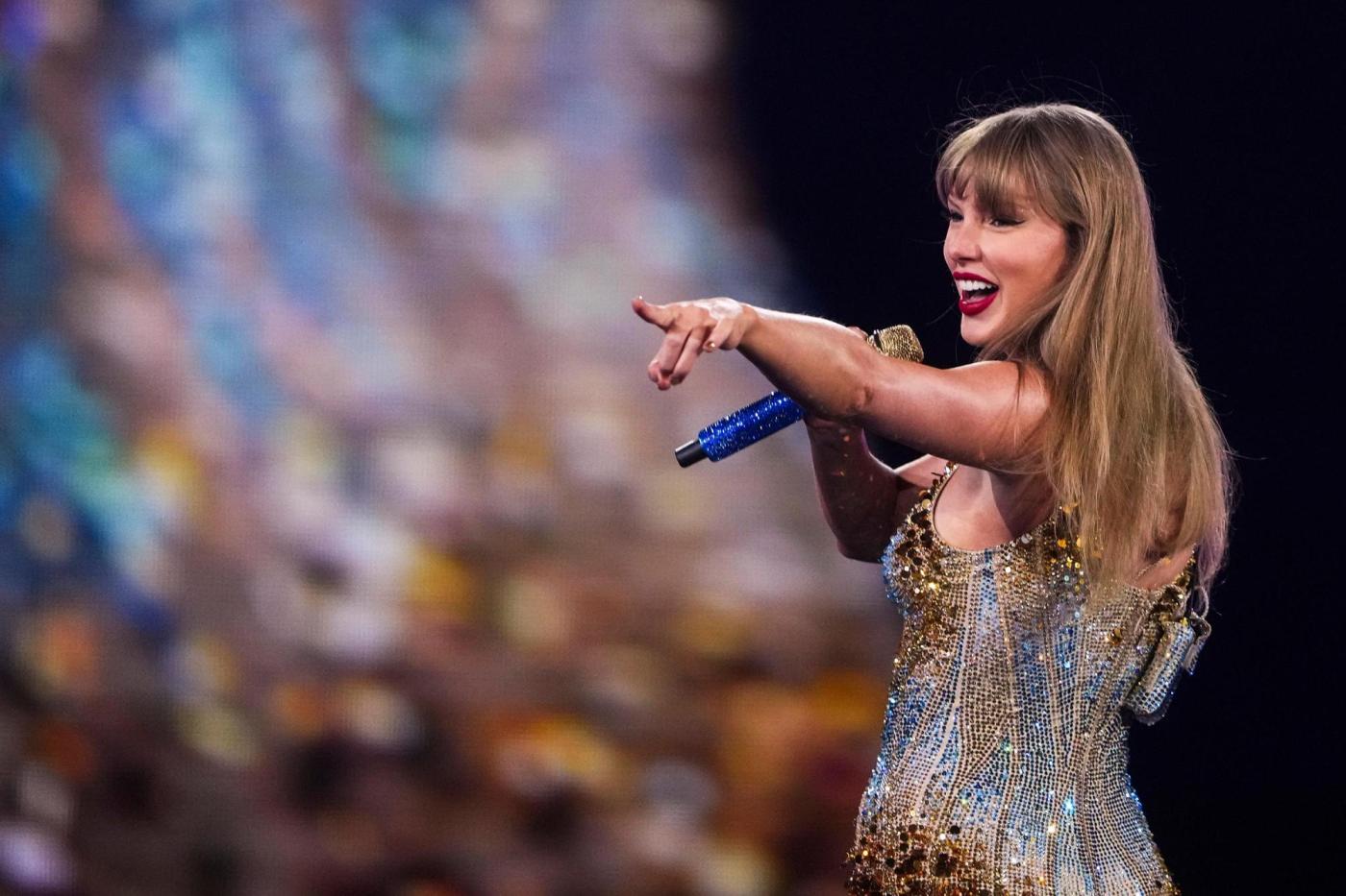 Taylor Swift in Concert Vancouver 11791 b43601 1 4Kt7Cd